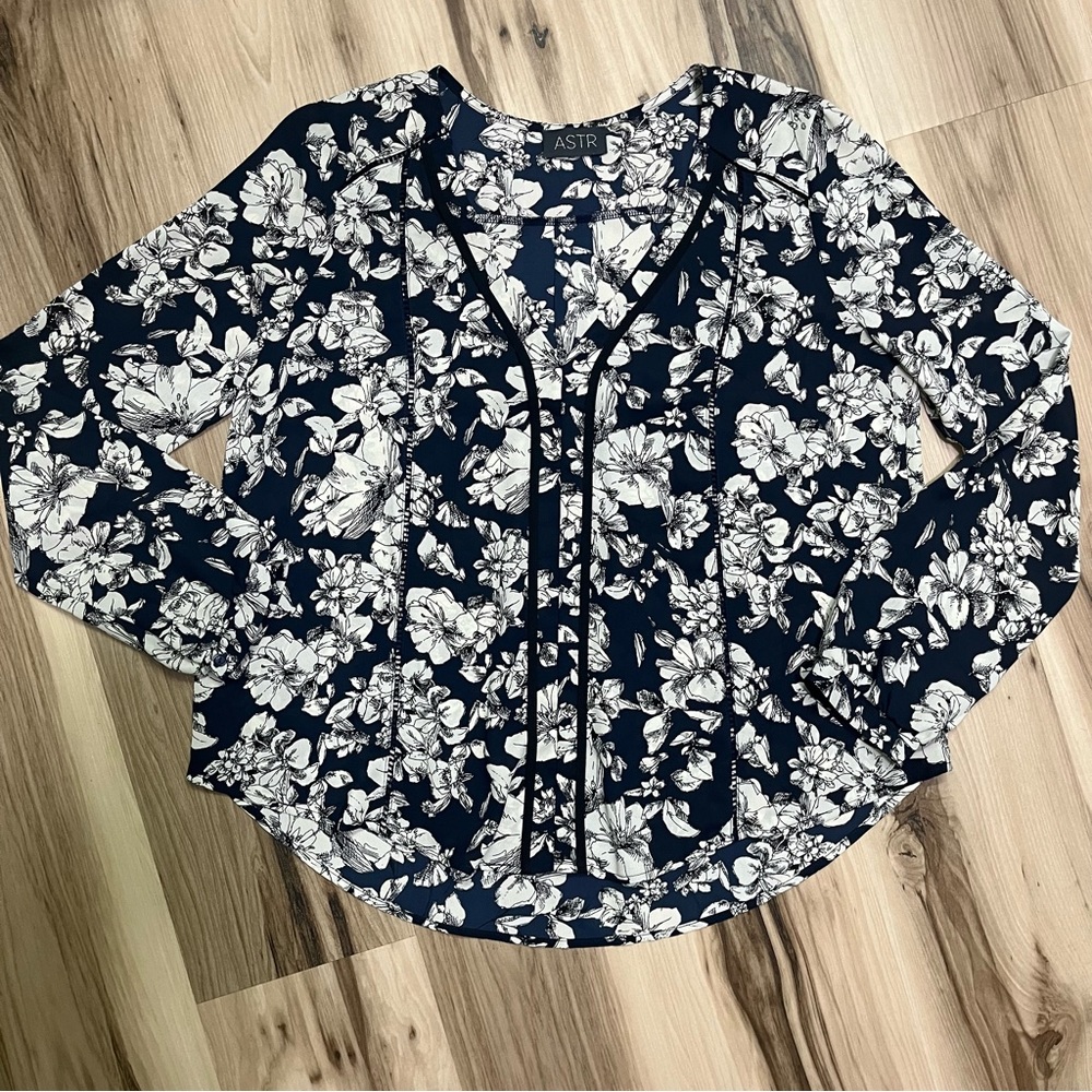 ASTR Navy & White Floral V-Neck Blouse Size Large